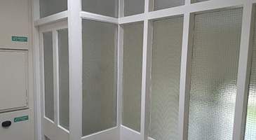 Vestibule glass wall